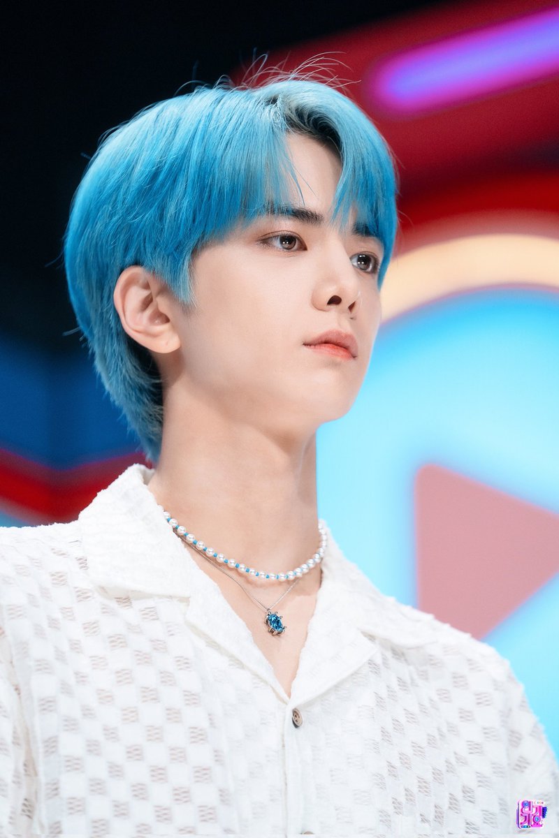 younaghoon's tweet photo. at first, i didn't notice the camera shot me in close-up mode. envision the blue hair to brighter with its softness, and oh! i can observe the lens who was pointing. https://t.co/Uxp1w4gqEj