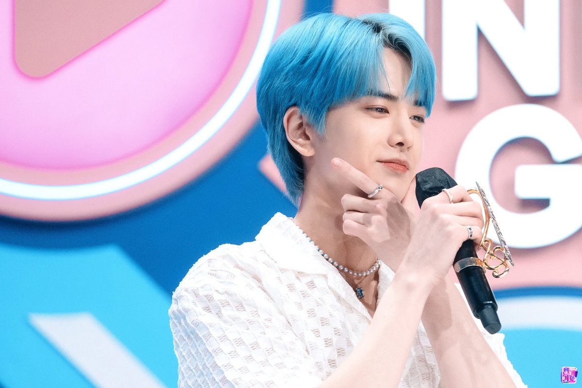 younaghoon's tweet photo. at first, i didn't notice the camera shot me in close-up mode. envision the blue hair to brighter with its softness, and oh! i can observe the lens who was pointing. https://t.co/Uxp1w4gqEj