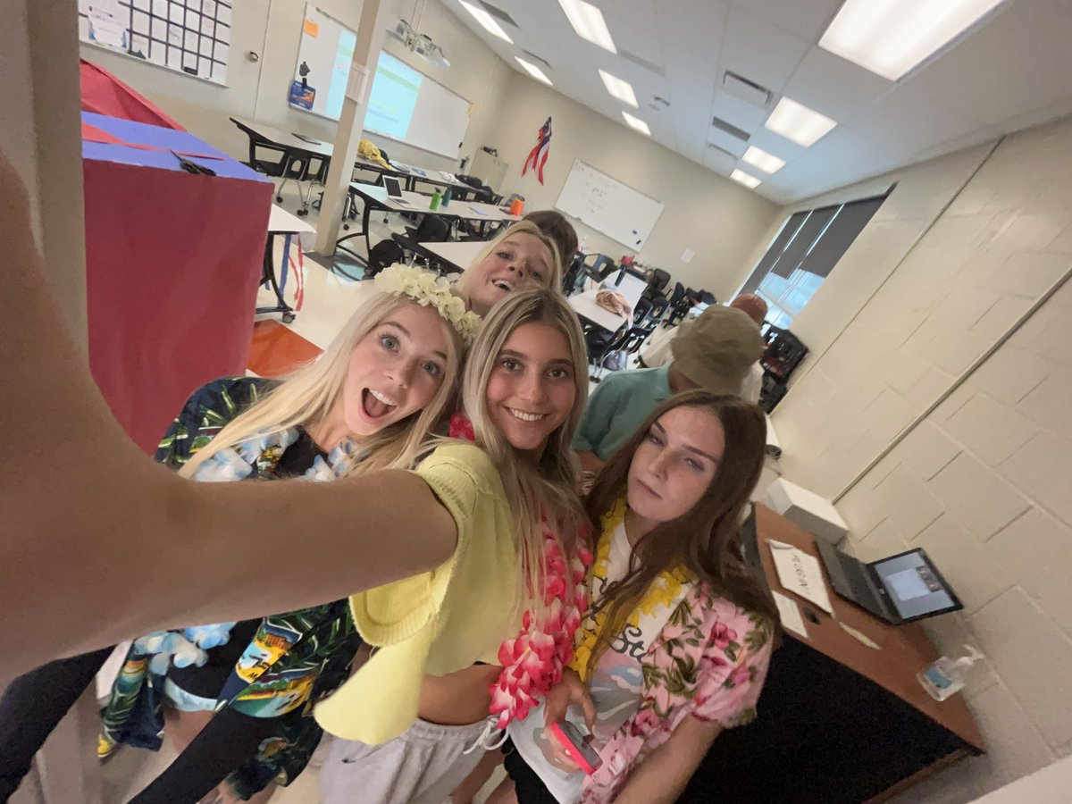 AndersonFBLA's tweet photo. senya pics day!!🌺😝 #Hawaiian #FBLAfun https://t.co/KZunsHYfys