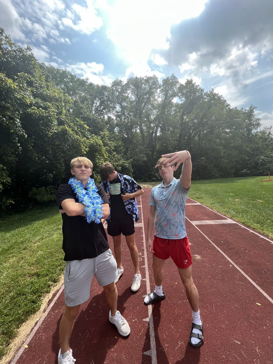 AndersonFBLA's tweet photo. senya pics day!!🌺😝 #Hawaiian #FBLAfun https://t.co/KZunsHYfys