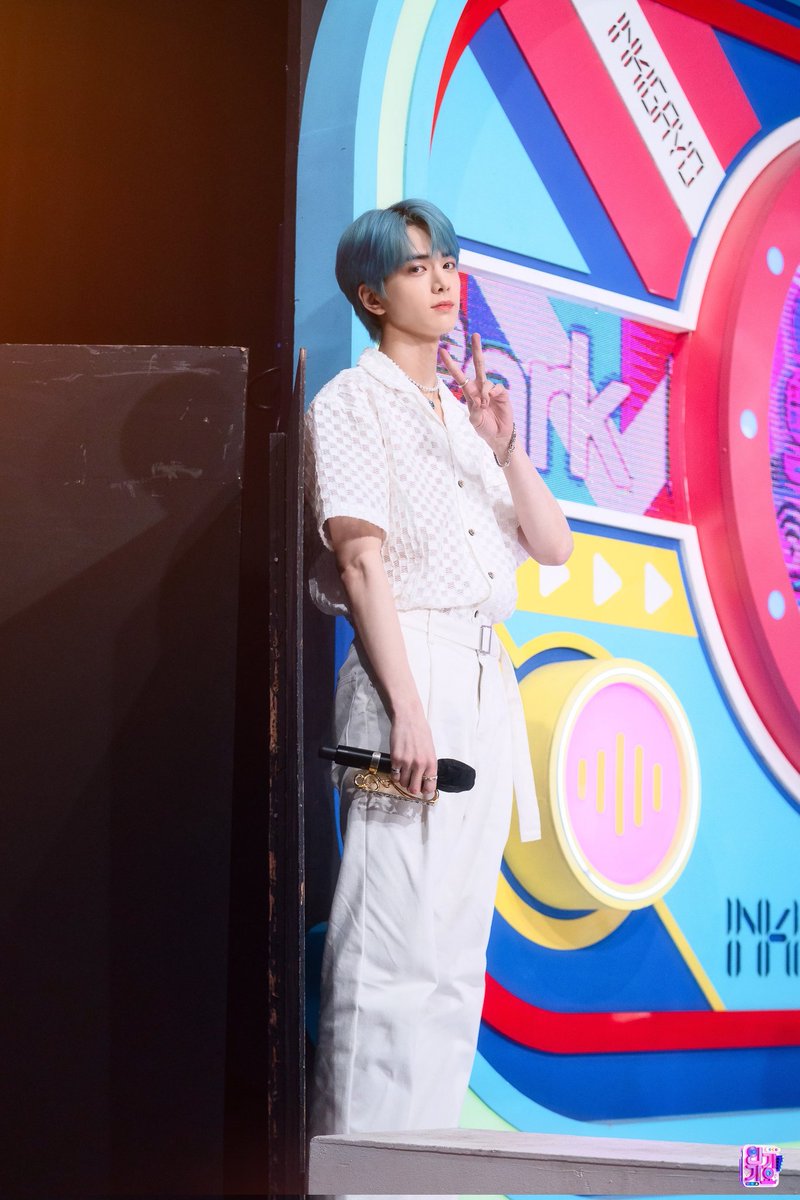 younaghoon's tweet photo. at first, i didn't notice the camera shot me in close-up mode. envision the blue hair to brighter with its softness, and oh! i can observe the lens who was pointing. https://t.co/Uxp1w4gqEj