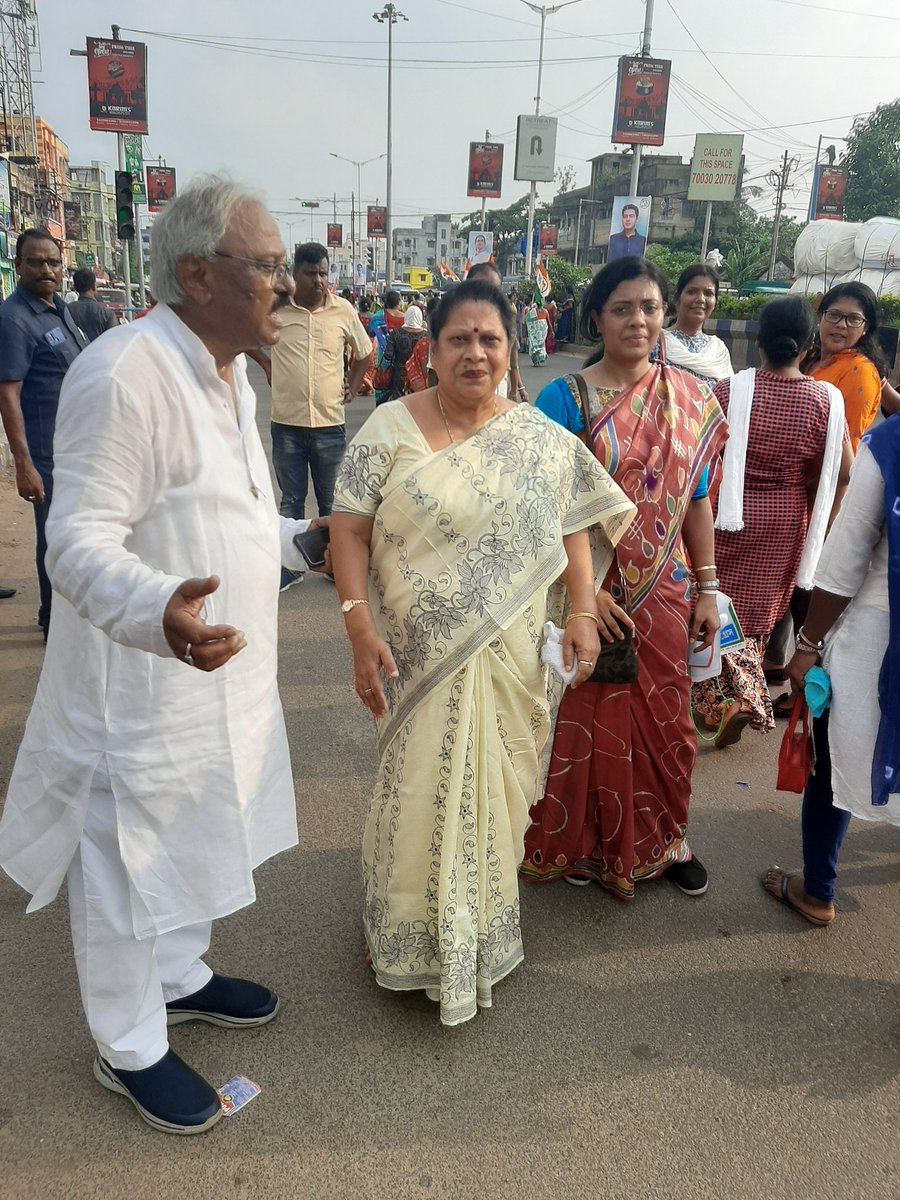MBoseAITC's tweet photo. নিত্যপ্রয়োজনীয় সামগ্রীর লাগামছাড়া মূল্যবৃদ্ধি এবং বিলকিস বানোর ধর্ষকদের মুক্তির প্রতিবাদে দমদম ব্যারাকপুর সাংগঠনিক জেলা তৃণমূল মহিলা কংগ্রেসের মিছিল।
@MamataOfficial @abhishekaitc https://t.co/44CiS1g4rJ