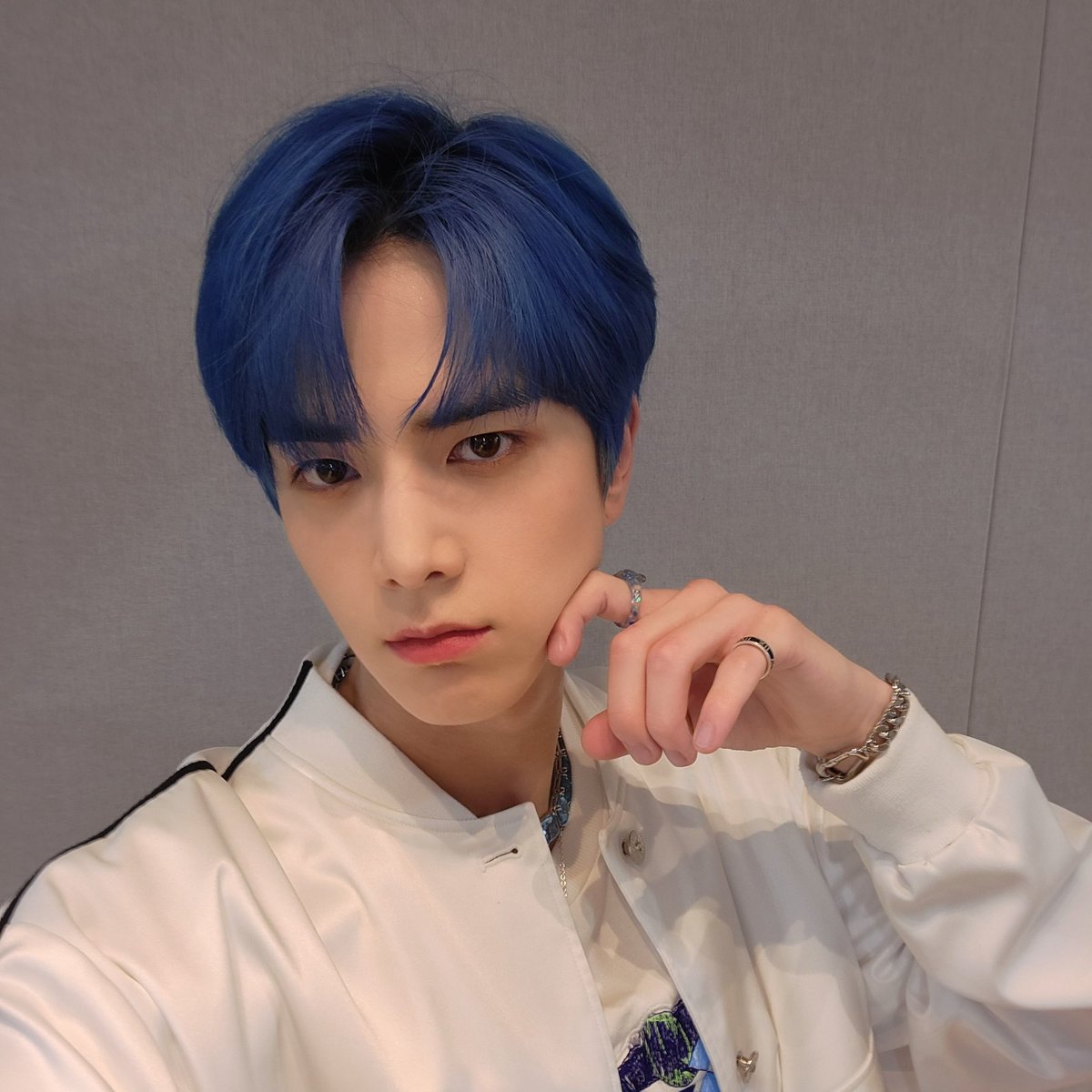 younaghoon's tweet photo. long day from work wasted well and i really want to do it again. currently the blue younghoon in my best-loved attitude and tmi, i'm always happy because of the b. https://t.co/FHOtLe9z8q