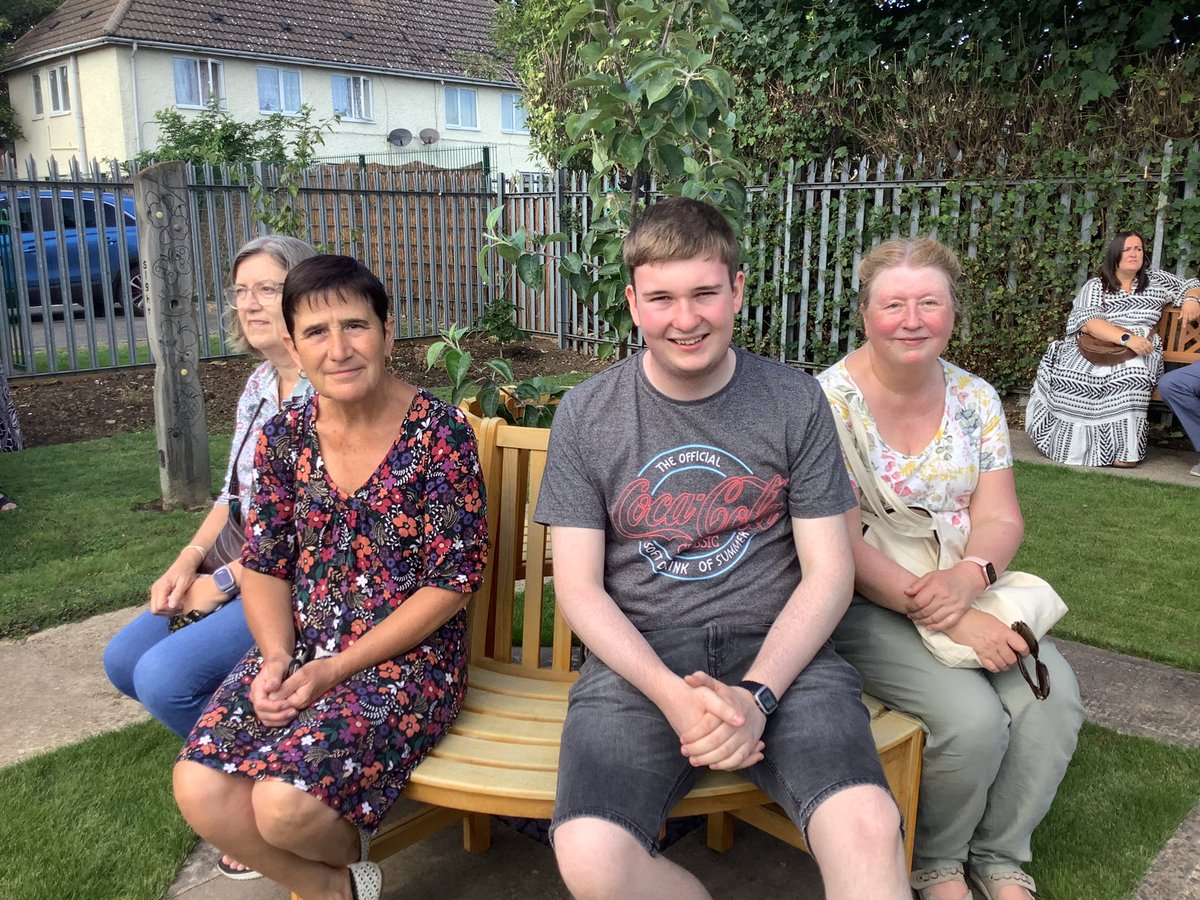 TheRichmondPri's tweet photo. Today the sun shone and we spent some time in the new Caroline Wellsted Well-Being Area. This area is for our staff and pupils to use. Thank you to everyone for your contributions. #SkegnessRotary #PFA @RichmondPfa https://t.co/jaR2IQpzI4