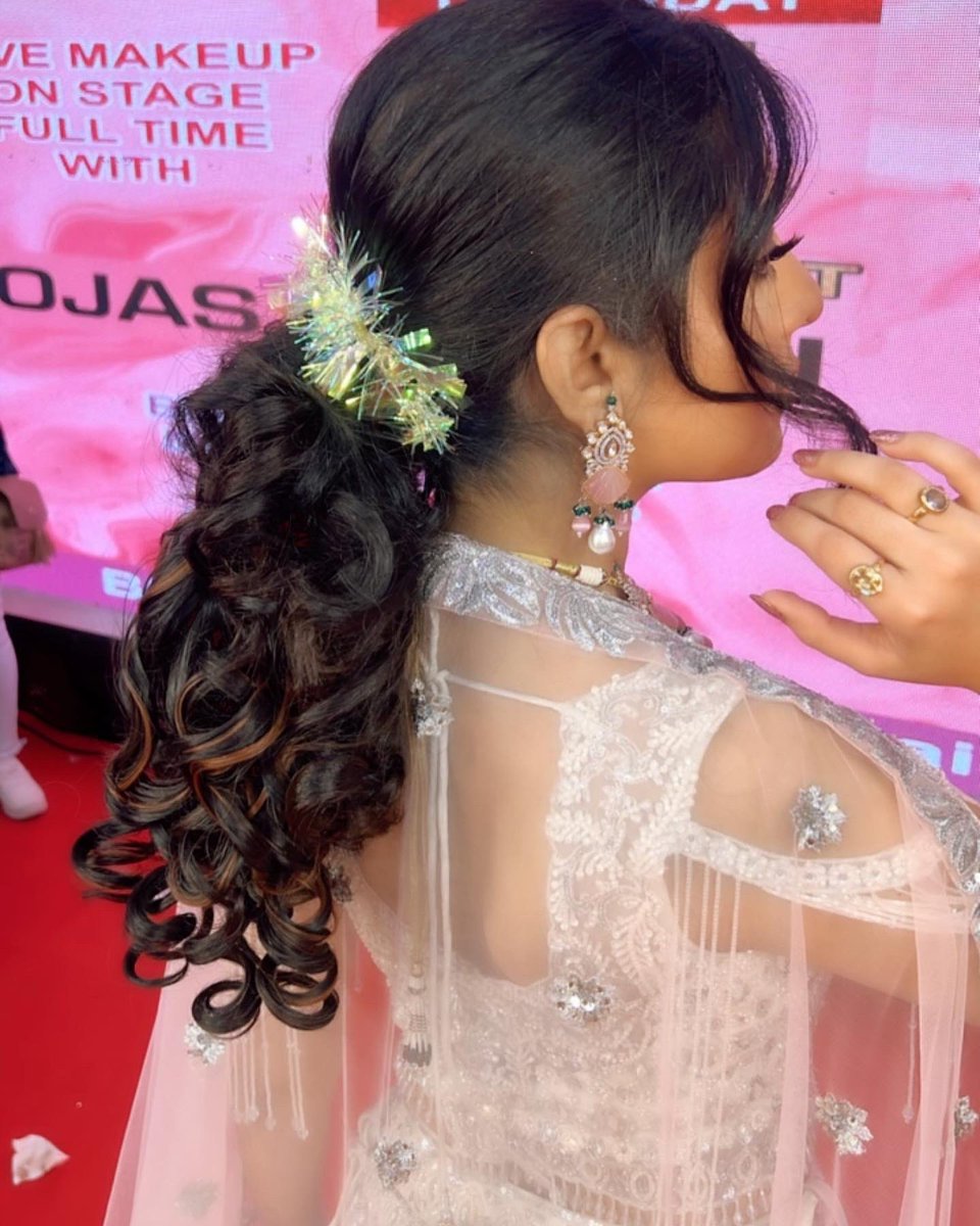 OjasRajani's tweet photo. The perfect hair accessory with nice tight curls for any of your events 😍
Makeup & Hair: @ojasrajani
#ojasrajani #ojasrajanibride #mumbaimakeupacademy
#bridesofojasrajani #ojasrajaniacademy #hairstylist
#hairstyles #curlyhairstyles #hairstylegoals #perfecthair
#curls https://t.co/0ruvWv1gyb