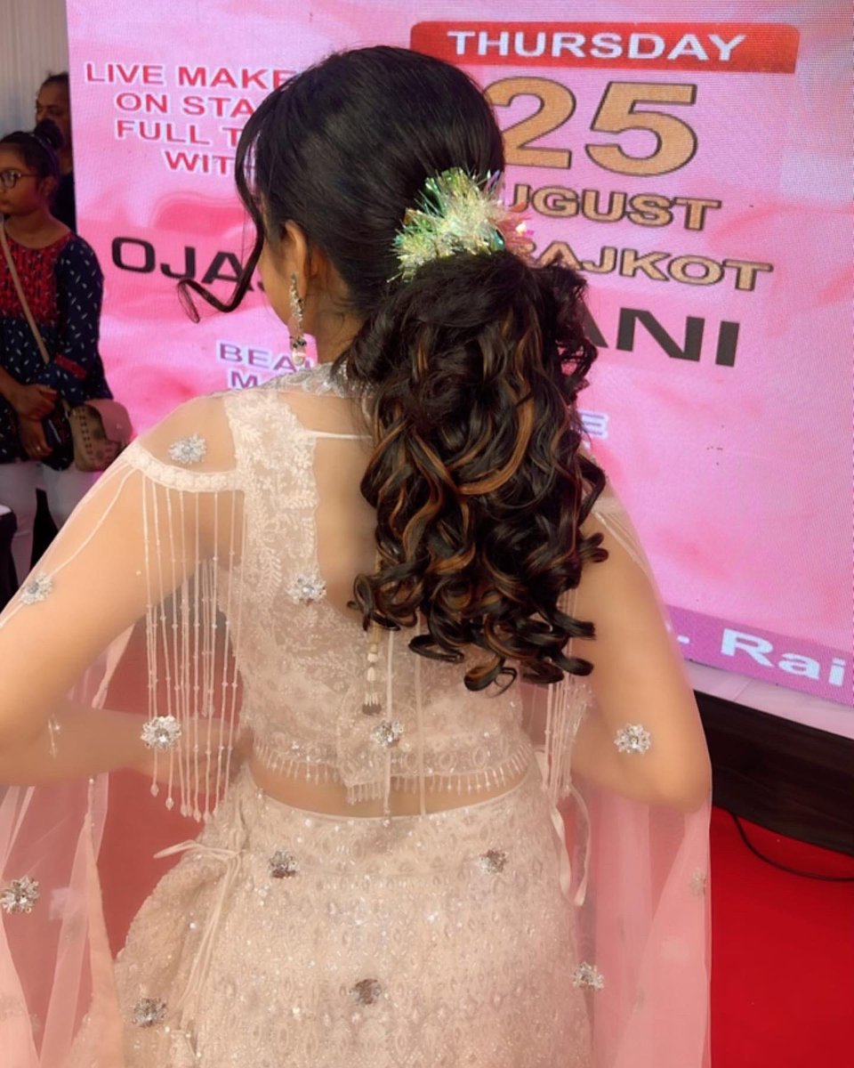 OjasRajani's tweet photo. The perfect hair accessory with nice tight curls for any of your events 😍
Makeup & Hair: @ojasrajani
#ojasrajani #ojasrajanibride #mumbaimakeupacademy
#bridesofojasrajani #ojasrajaniacademy #hairstylist
#hairstyles #curlyhairstyles #hairstylegoals #perfecthair
#curls https://t.co/0ruvWv1gyb