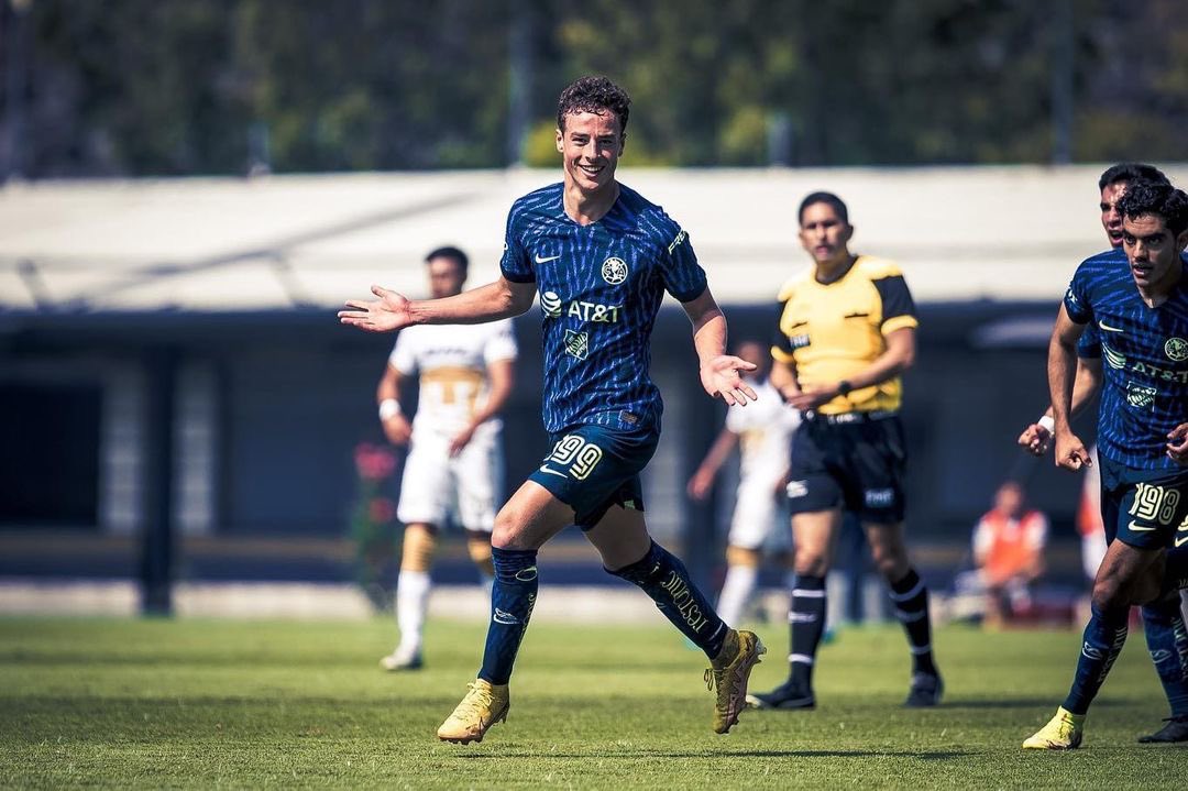 junelavin6's tweet photo. Qué delantero es Esteban Lozano (2003). Sus condiciones físicas permiten al América U20 simplificar el camino al gol a través de un juego más directo. Además, pese a su altura/envergadura, se asocia bien, ataca espacios/intervalos y suma sin balón. Siete goles en el AP22. https://t.co/kuK39KXTHE