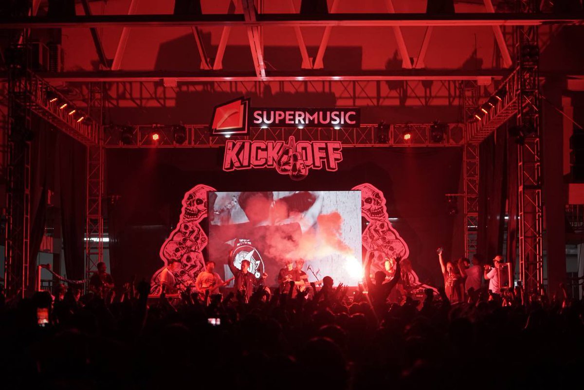 CampusBoys1976's tweet photo. The Show | Pyro show tonight! 🔥
#KickOff3 #RockDaRing https://t.co/UgAWQQaSXC
