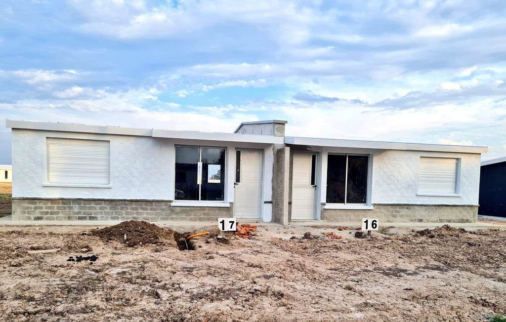 juanpab_delgado's tweet photo. 𝙈𝙀𝙑𝙄𝙍 | estuvimos en Santa Rosa, Canelones en la construcción del plan nucleado de 37 viviendas; la obra avanza rápido y falta menos para su inauguración junto a las familias.
Allí vivirán aprox. 140 personas
SEGUIMOS AVANZANDO!
#ConstruimosComunidad https://t.co/XqqhHSHeNc