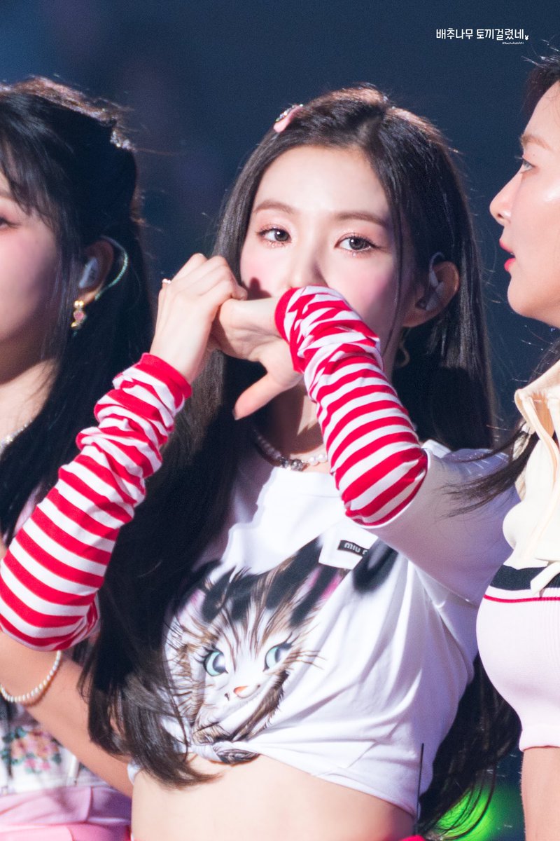 irenesniffs's tweet photo. her hand [7] https://t.co/2143kCvGM7