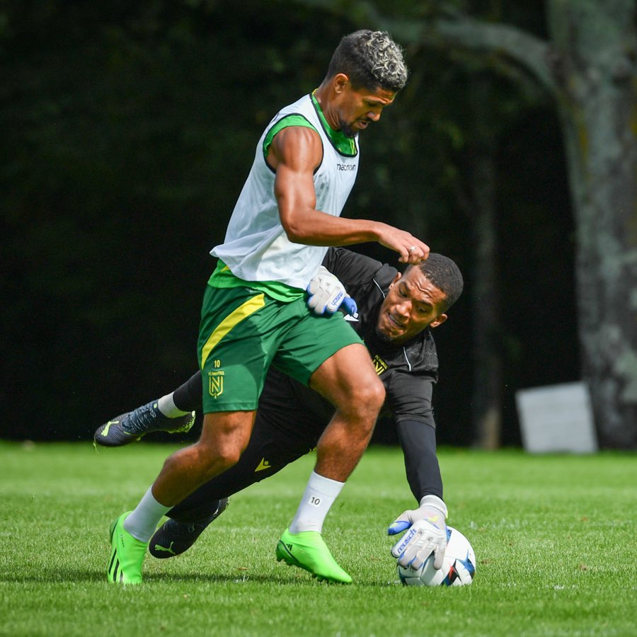 AlbanLafont's tweet photo. Se queda (et je parle pas du ballon) https://t.co/UftPZGFLaY