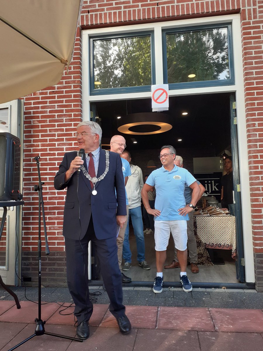 Burgemeester van Zanen van <a href="/GemeenteDenHaag/">Gemeente Den Haag</a> opent de jubileum-rijsttafel van Bewonersorganisatie Buren van de Bras. Samen met de bewonersorganisatie werken we aan het activeren van de wijkbewoners om de groene gebieden te ontdekken en te koesteren.