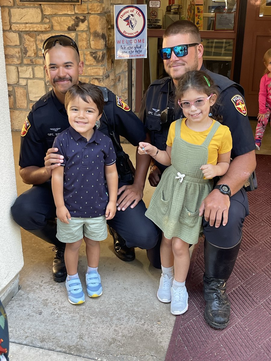 standrewsamari1's tweet photo. Primer &amp; PreK students are back🥳thanks @amarillopd for sending Officers Clark and Brush to help us welcome them! MS heard from Mr. Jason Riddlespurger w/ @cityofamarillo. IB had fun in science &amp; built favorite foods in Snapology! #saesCommunityPartners #saesiswhereyourheartis https://t.co/bY7kqKYzDn