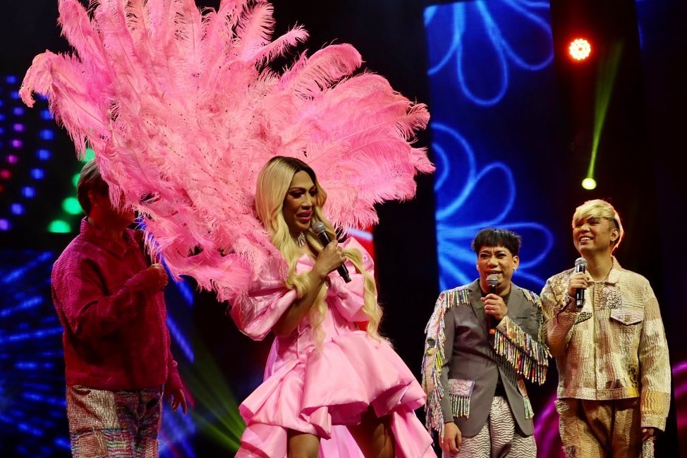 vaa_live's tweet photo. Bardagulan on stage with meme @vicegandako 😂👏 #Beks2Beks2Beks https://t.co/izfc6H6qfZ