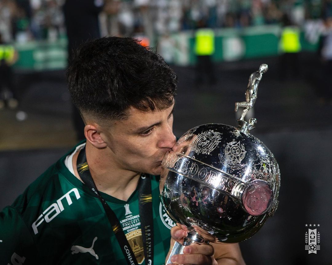 PiquerezJoaco's tweet photo. 108 anos de muitas glórias. Parabéns, @Palmeiras . Me sinto muito honrado em fazer parte dessa brilhante história. https://t.co/OmjZVYaImK