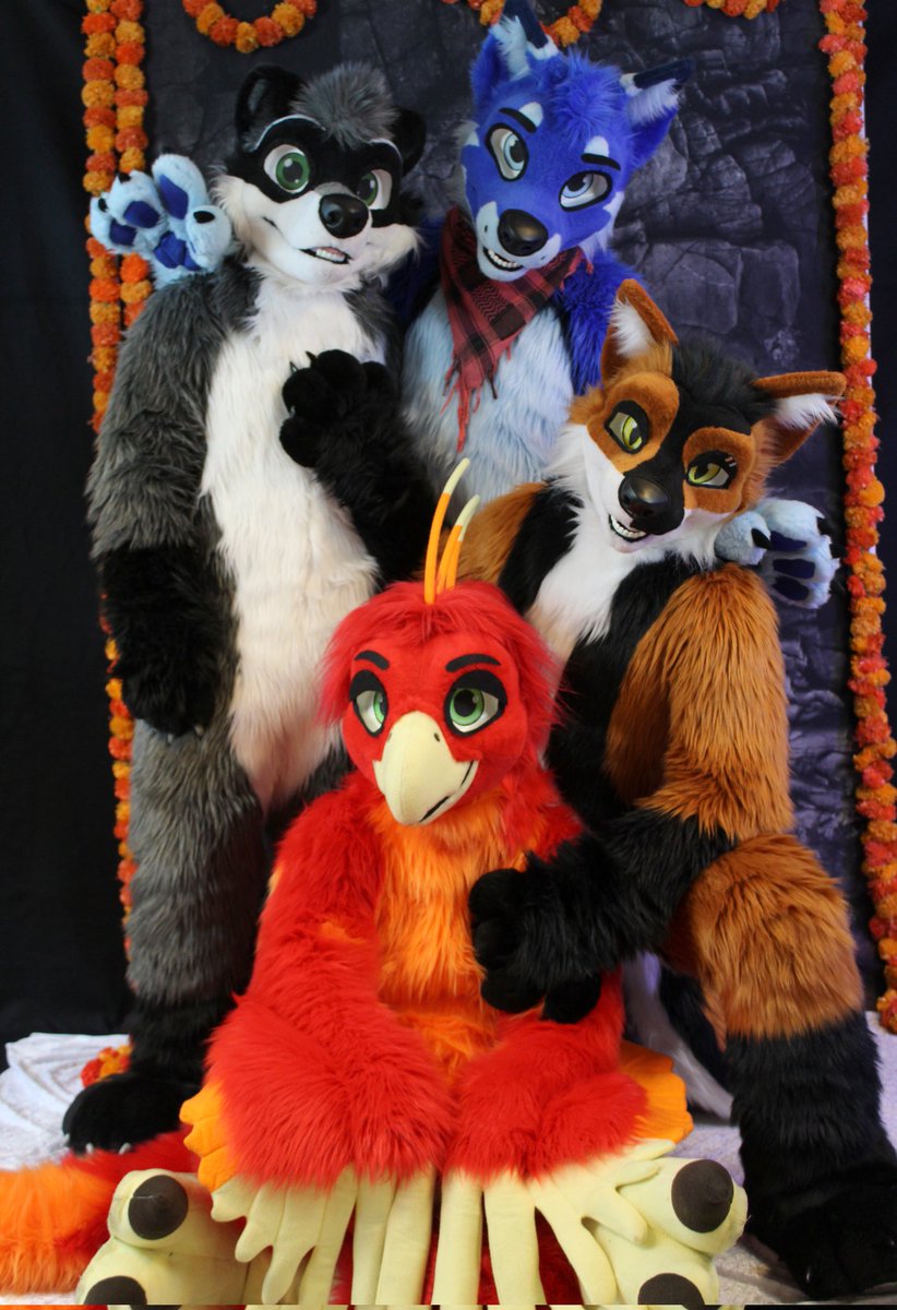 ThePhoniXX's tweet photo. Happy #FursuitFriday everyone ^^
A wonderful picture taken at @FurtasticDK with my furbrothers @RefrTarks @BluesugarDK and Sniffer :3

🧵🪡 @AlphaDogsStudio 
📸 Shiro husky https://t.co/0yx0oPPV6C