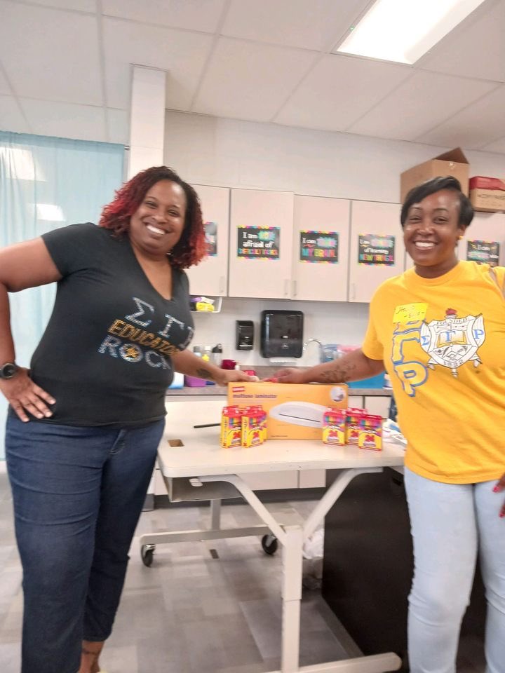 TampaSgrhos's tweet photo. 3rd and final stop of Operation Big Bookbag was at Witter Elementary School with Soror Butts class. She was so happy to receive a laminating machine and crayons for her   first graders. Her old machine broke and she had no way of laminating documents for her students. #BKS75 https://t.co/n0FBSaV9EH