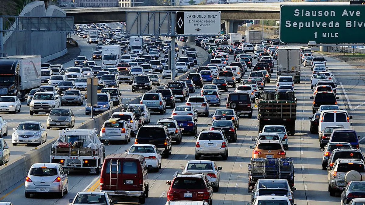 SaycheeseDGTL's tweet photo. California will ban the sale of new gasoline-powered cars. The new policy will take effect by 2035. 17 states expected to follow. https://t.co/zxd3koAOcL