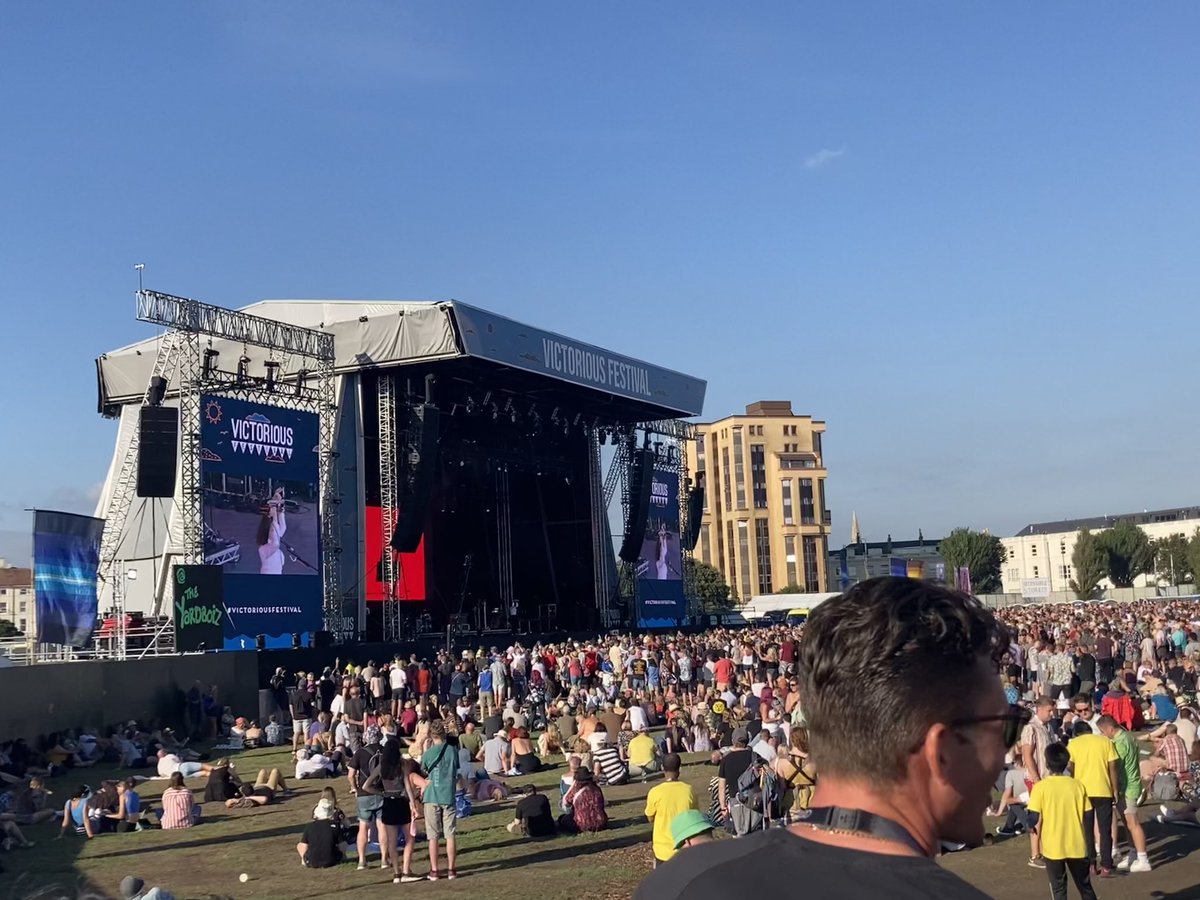 JossRoupell's tweet photo. ‘Wish’ you could see this amazing set from Anna ‘other amazing artist performing at @VictoriousFest - Anna Calvi https://t.co/g3tT2NFXec