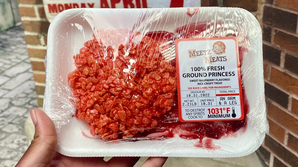 TTasteTravels's tweet photo. Princess Sweet Raspberry Flavored Rice Crispy Treat
*
*
*
*
#hhn #hhn31 #hhn2022 #halloweenhorrornights #horrornights #universalparksandresorts #orlando #orlandoflorida #foodblog #halloween #ricecrispytreats #meetzmeats #ricecereal https://t.co/bKPuLwtuI2