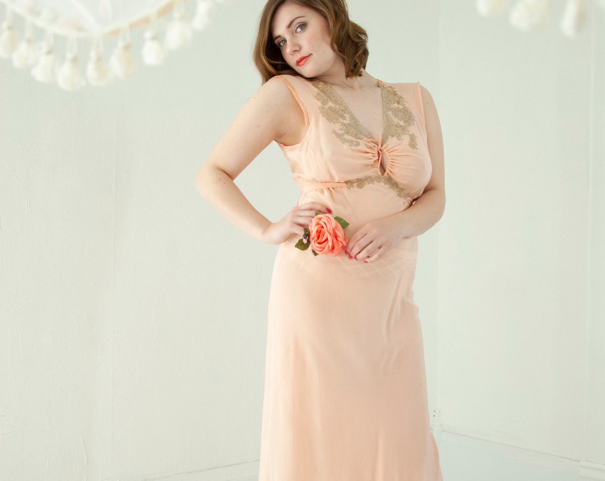 Kapildeochandel's tweet photo. Vintage 1930s pink nightie dress, full slip bias-cut peignoir pin-up lingerie, sheer floral lace embroidered nightgown, long L
 #Peignoir #LongL #lace #full #sheer #Vintage #slip #Biascut #Lingerie #Pinup #RoseleinRarities #EtsyEmail

👉https://t.co/8cvvGspDs9 https://t.co/R8TVRbgyeT