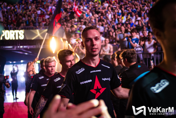 VaKarM_net's tweet photo. Il l'a fait, le FC CLOWN a passé ce premier round des qualif' IEM Rio Major et affrontera Astralis au prochain tour ! 🇫🇷🏆🇩🇰

Une affiche au poil pour que les @GoldenHornets chauffent leur voix avant de regarder Vita-G2. 🗣️

Gaspiuu en PLS inc. 😂

📺https://t.co/w8OT0dPWuV https://t.co/s7YGEviK7X