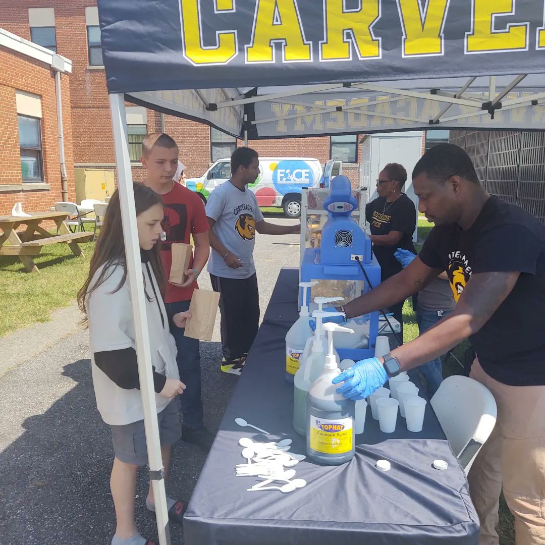 academy_carver's tweet photo. Thank you to @CCPSFACE1 for providing popcorn and snowcones to our #wolverinefamily . Week one is almost finished and we have enjoyed meeting and seeing all of our new and returning Wolverines! #Wolverinepride #Bettereveryday #oneCCPS https://t.co/G2l1xZSPkt