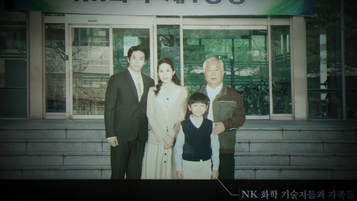 sinekaii's tweet photo. aku nemu teori dan ini terjemahannya abis #BigMouthEp9 tayang (cr. loverdramas) 

1. Ayah walikota buang air limbah tanpa izin, tetapi di belakangnya ayah dia ini ada tetua, ayahnya walikota dibuang (dibikin bersalah) sama tetua. dalang pembuangan air limbah itu tetua.

#BigMouth https://t.co/uznP5ZUoFe