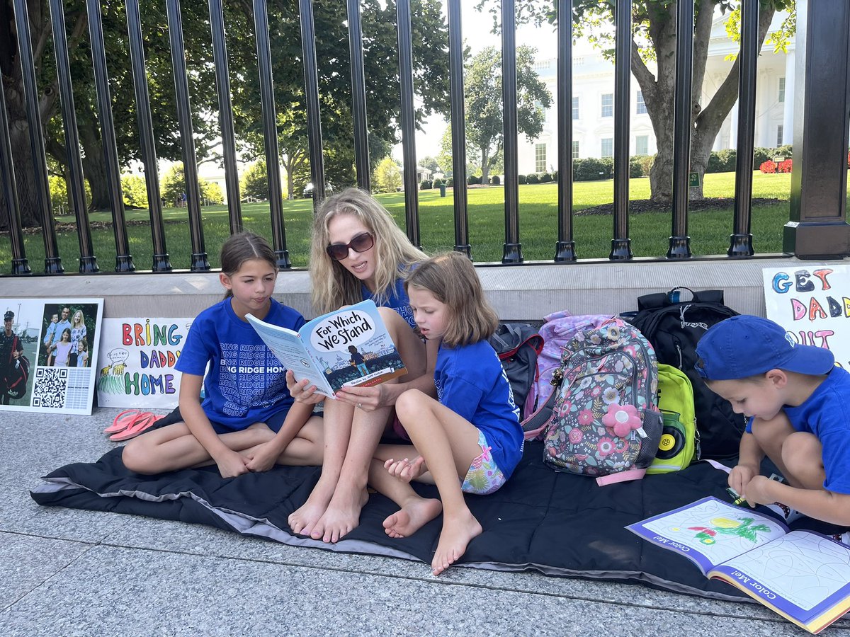 EubanksAndrew's tweet photo. Day 5 of homeschool. 
Day 11 of protesting in front of @WhiteHouse. 

Today’s lesson was how the government is supposed to work and how we make changes. https://t.co/zgsBlBVvUD