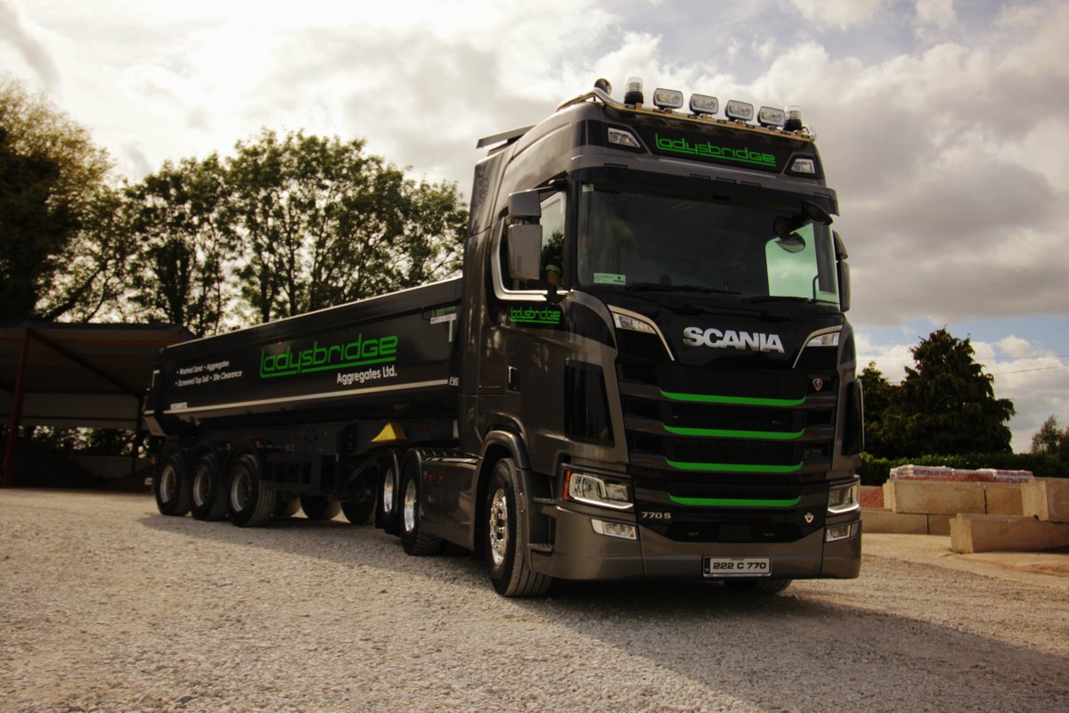 Another amazing sale has finalized at AOC Commercials this week! Congrats to @ladysbridgeaggregates for getting their hands on this stunning brand new Scania 770S, complete with the Ladysbridge signature green trim.

#scania #770S #trucks #aoccommercials