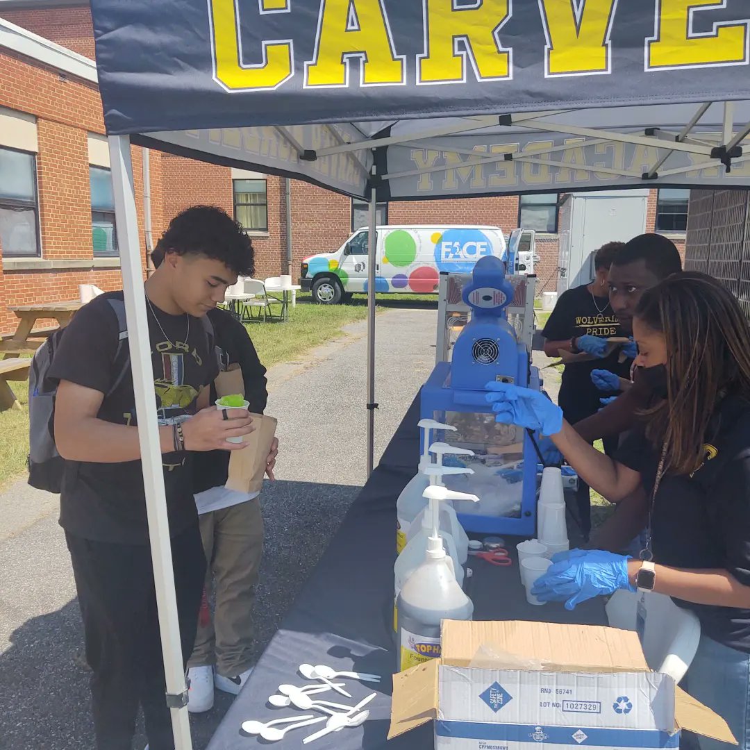 academy_carver's tweet photo. Thank you to @CCPSFACE1 for providing popcorn and snowcones to our #wolverinefamily . Week one is almost finished and we have enjoyed meeting and seeing all of our new and returning Wolverines! #Wolverinepride #Bettereveryday #oneCCPS https://t.co/G2l1xZSPkt