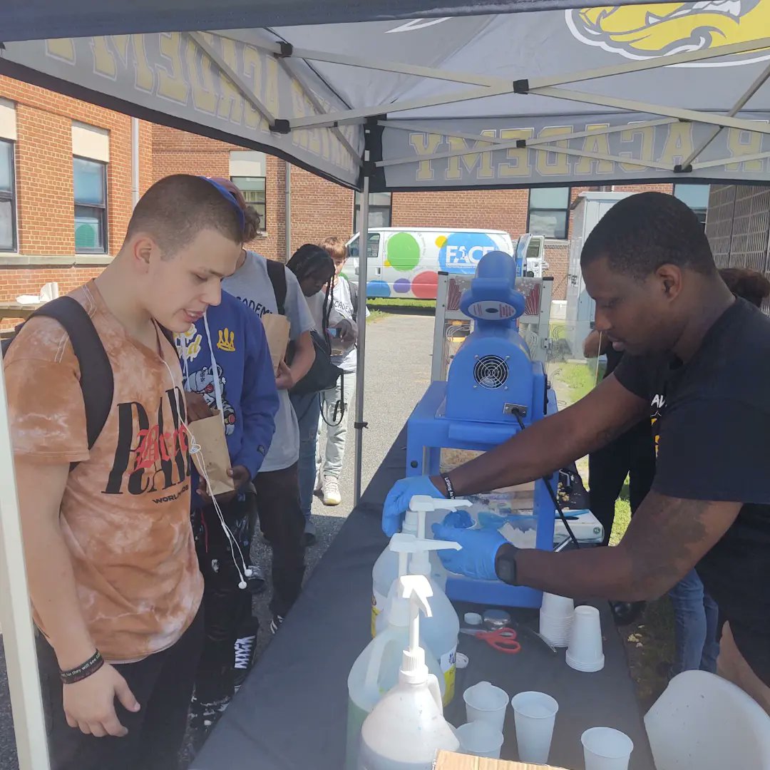 academy_carver's tweet photo. Thank you to @CCPSFACE1 for providing popcorn and snowcones to our #wolverinefamily . Week one is almost finished and we have enjoyed meeting and seeing all of our new and returning Wolverines! #Wolverinepride #Bettereveryday #oneCCPS https://t.co/G2l1xZSPkt