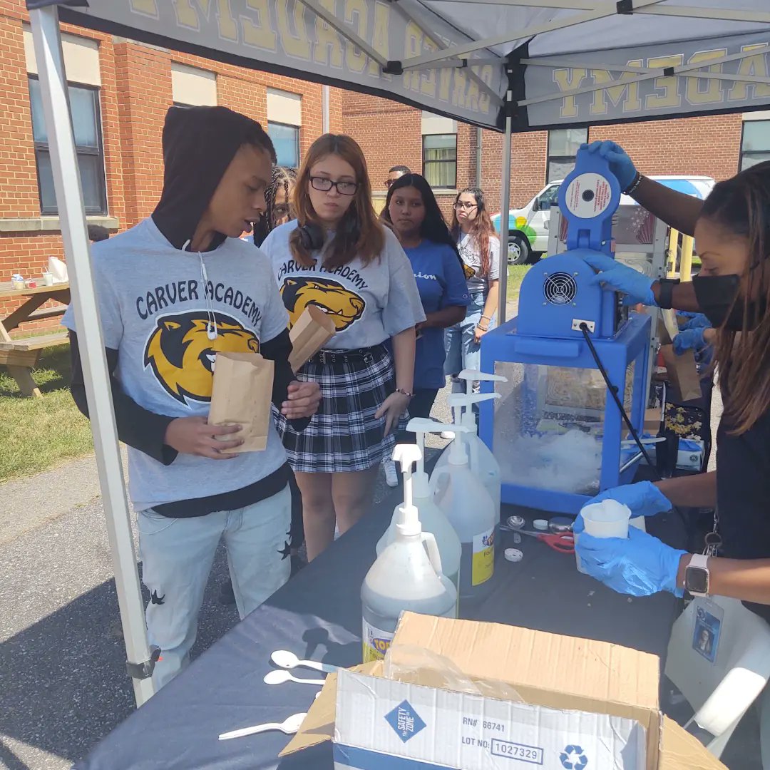 academy_carver's tweet photo. Thank you to @CCPSFACE1 for providing popcorn and snowcones to our #wolverinefamily . Week one is almost finished and we have enjoyed meeting and seeing all of our new and returning Wolverines! #Wolverinepride #Bettereveryday #oneCCPS https://t.co/G2l1xZSPkt
