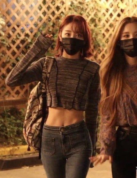 gowchuuye's tweet photo. hiii miss sweater <3 https://t.co/QmPzCpfVcQ