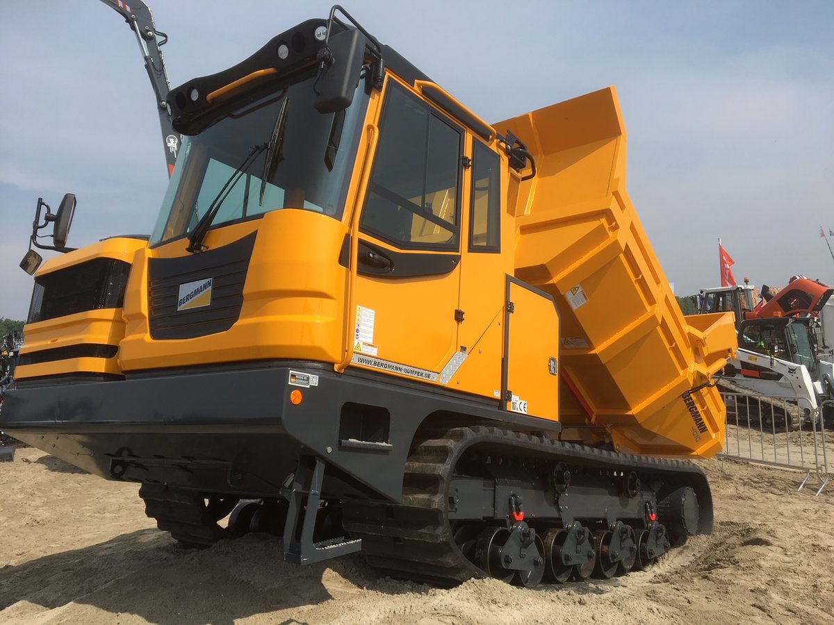OrdigaDe's tweet photo. 🚜 passende Transporttechnik findet man auf https://t.co/hYwliIZdDc. Baumaschinen, Nutzfahrzeuge, Landmaschinen und Gabelstapler! https://t.co/OGb69nxNDW