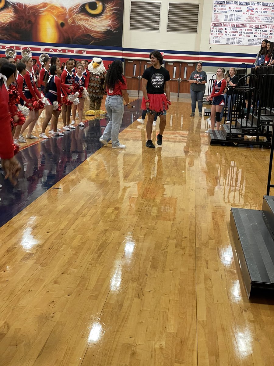 DHowsmon's tweet photo. The coolest student leaders leading our 9th graders at their 1st mini pep rally. These leaders also take AP Env Sci @HumbleISD_AHS https://t.co/s9cBUMORC7