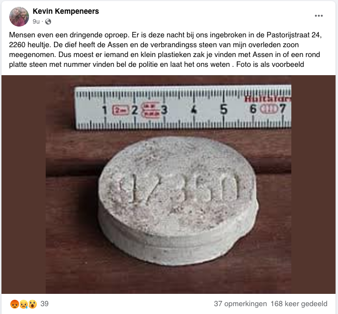 an_andries's tweet image. #Westerlo 26/8/22 tss 02:00 en 04:00 AM werd bij #sterrenouders ingebroken en de #urne van hun overleden #zoontje gestolen  (niets anders).
Urne teruggevonden ZONDER INHOUD in vuurkorf.
Plastiek zakje met assen, crematiesteentje, armbandje zijn WEG.Voorbeeldfoto 👇 Delen =lief!