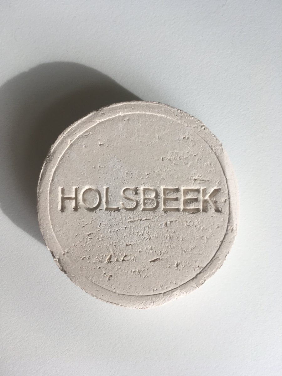 an_andries's tweet image. #Westerlo 26/8/22 tss 02:00 en 04:00 AM werd bij #sterrenouders ingebroken en de #urne van hun overleden #zoontje gestolen  (niets anders).
Urne teruggevonden ZONDER INHOUD in vuurkorf.
Plastiek zakje met assen, crematiesteentje, armbandje zijn WEG.Voorbeeldfoto 👇 Delen =lief!