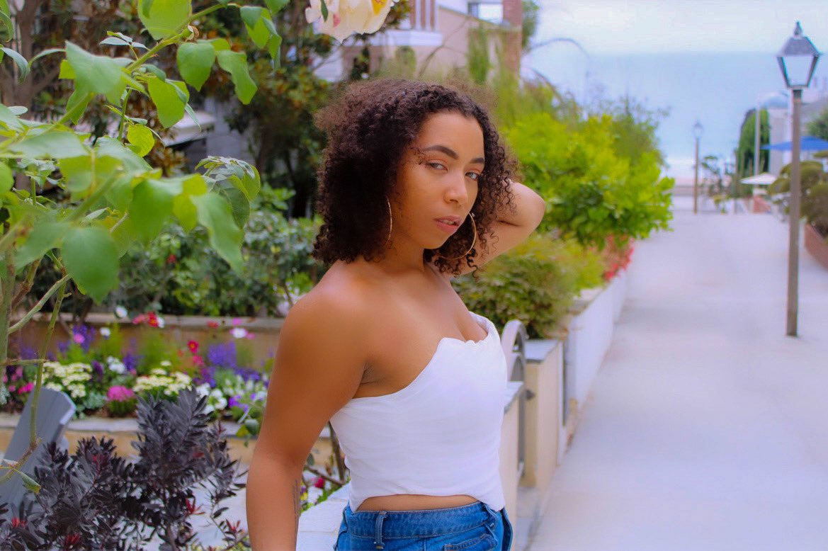 xrstiana's tweet photo. “We might just be goin through a phase, but this feeling’s amazing,
Baby, we could tear up the streets…
No mixed up emotions, nothing but devotion
Let me be the one to make you believe”

- Make U Believe (2014)

#WritingCommunity #MusicCommunity #Lyrics #Poetry #4bars https://t.co/BA686QNKD8