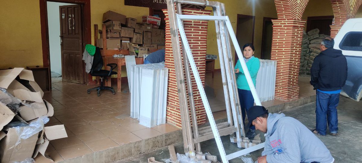 ceuxhidza's tweet photo. Estamos en la recta final con la creación de una #BibliotecaComunitaria en la comunidad de Santa María Yaviche, en la #SierraZapoteca de Oaxaca. 

Agradecemos a quienes han donado libros, recursos económicos, a las autoridades comunitarias y a los estudiantes del  #Ceuxhidza https://t.co/Eqvh7ZUfWt