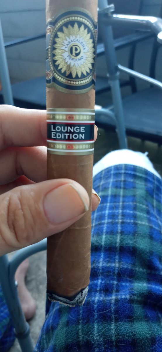Trying something new today a Perdomo Lounge Edition Connecticut rapper came recommended from the cigar shop so let's give it a run hope all is having a great day