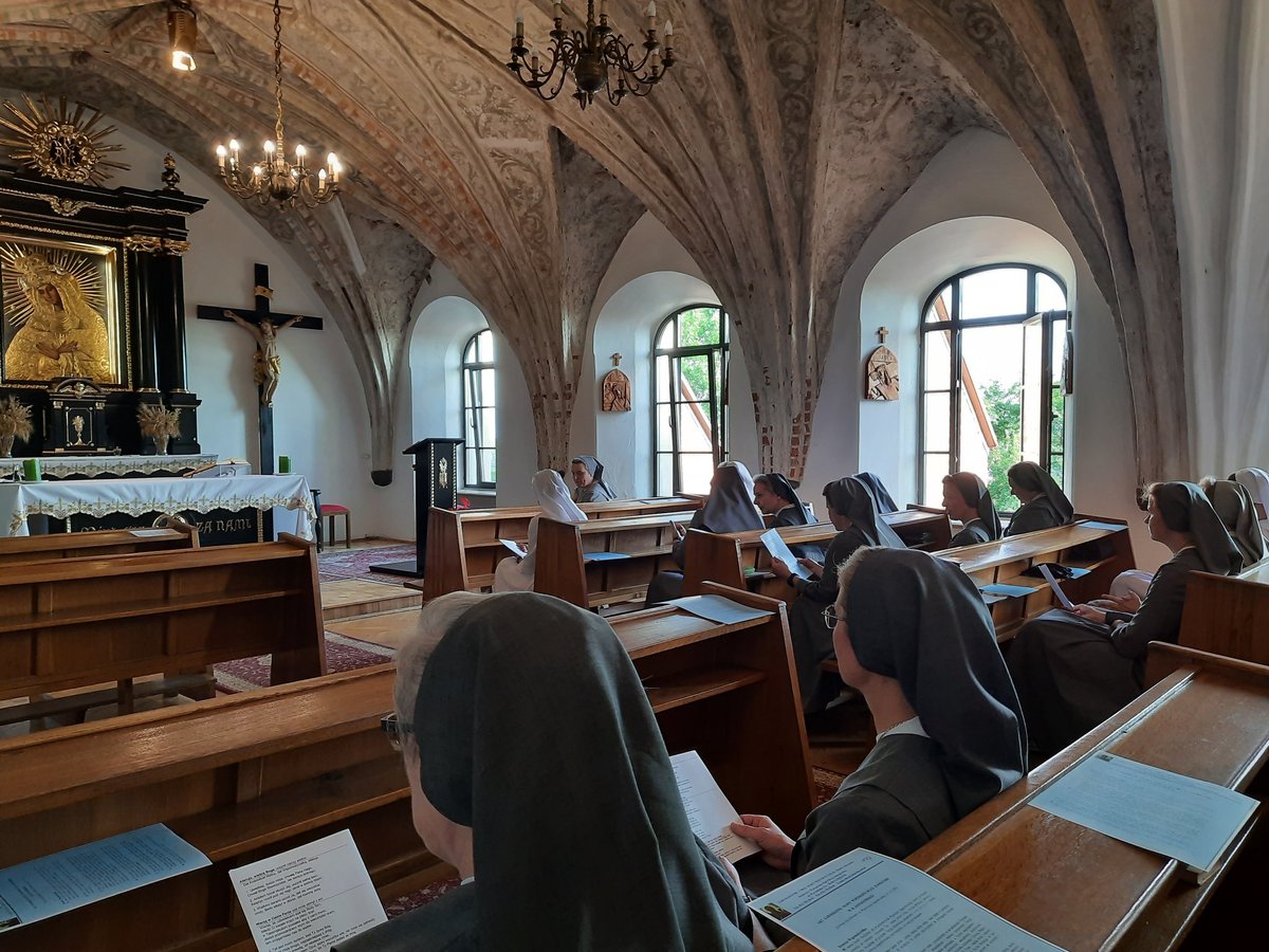 salezjanki_fma's tweet photo. Kontynuujemy nasze spotkanie formacyjne w Czerwińsku nad Wisłą, w historycznej kaplicy klasztornej Salezjanów. Tu zawierzamy #Matce Bożej nowy #rok szkolny, formacyjny, duszpasterski. https://t.co/cciVSlH6PA