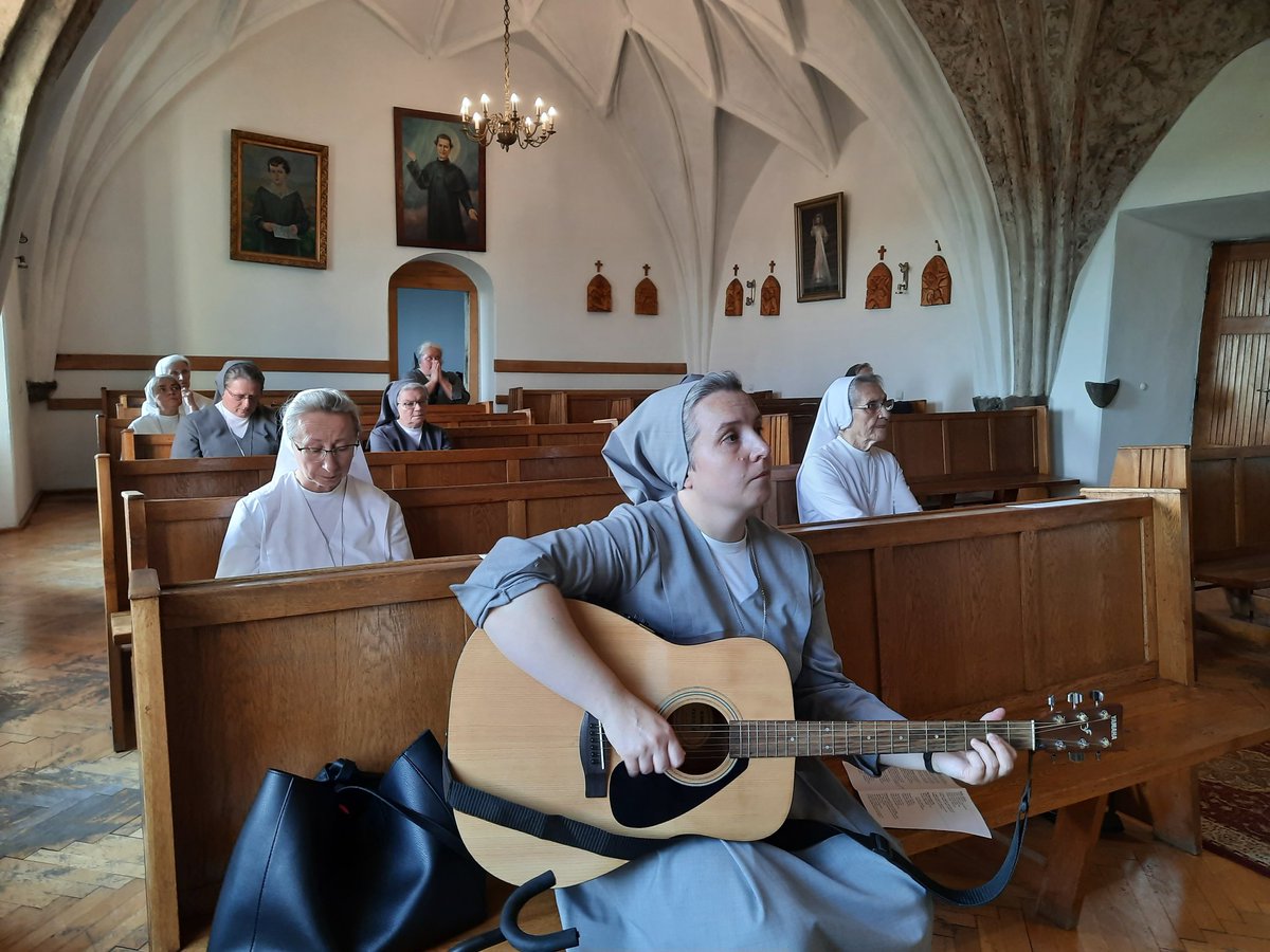 salezjanki_fma's tweet photo. Kontynuujemy nasze spotkanie formacyjne w Czerwińsku nad Wisłą, w historycznej kaplicy klasztornej Salezjanów. Tu zawierzamy #Matce Bożej nowy #rok szkolny, formacyjny, duszpasterski. https://t.co/cciVSlH6PA
