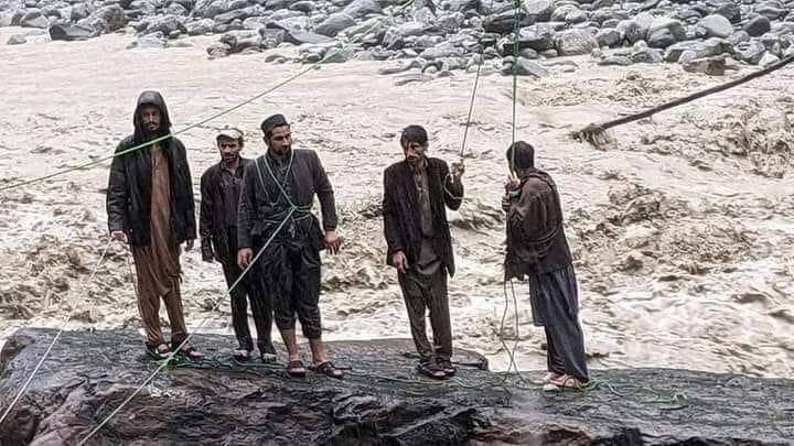 _usmanx01's tweet photo. *کاش اس دھرتی پر جنم لینے والے ان 'نامرادوں' نے کوئی ایسا 'گناہ' کیا ہوتا کہ ان کو 'اٹھانے' ریاست خود چلی آتی۔*
Its Our Country Where Helicopter Reaches To Dry The Ground In Few Minutes, Yet Can't Reach In Five Hours To Save Humman Lives...PSL Is More Important Than Humanity...💔 https://t.co/6w3S53BZXq
