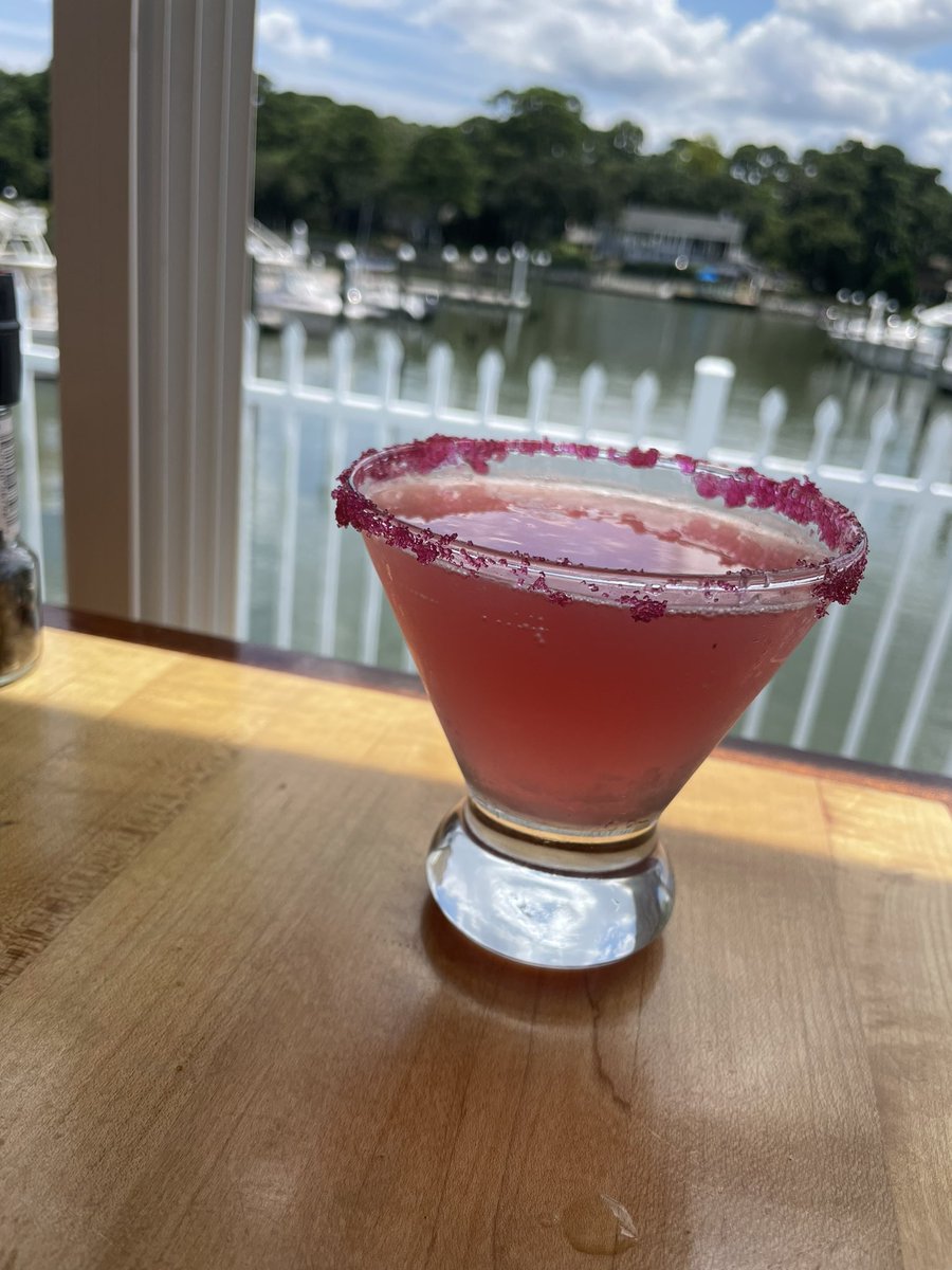 Kevin_Isaak's tweet photo. @ryanwhitney6 man rocket drink right here #pinkwhitneymartini https://t.co/1N2XozVxk6