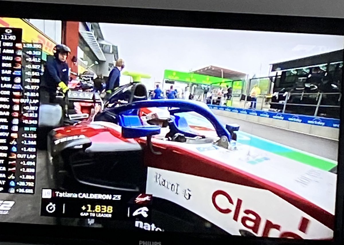 El makinon! Genial ver a una mujer y colombiana en la F2. Aplausos para <a href="/TataCalde/">Tatiana Calderon</a> y <a href="/karolg/">LABICHOTA</a>