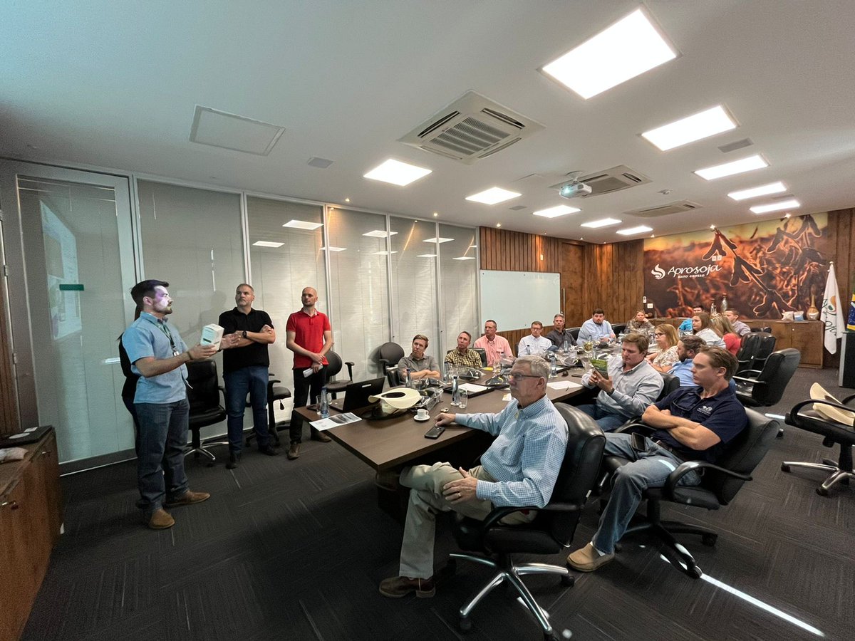Today we had the opportunity to present some of Aprosoja MT's projects and actions to a delegation of Producers from Texas - USA.  Being able to talk about Brazilian agriculture and our sustainability in agro will always be a huge satisfaction for me.  🇧🇷🇺🇸