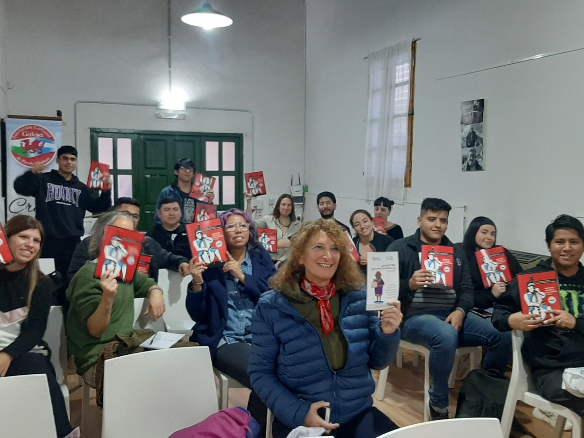 fersando1's tweet photo. Me reencontré después de 20 años con mi amigo #DiegoBoris del Inst Nac de la Música Inamu
Quien dio una magistral charla en #Madryn sobre
información clave para desarrollarse profesionalmente, registrar proteger y cobrar x las producciones propias  en la música.
#AccionColectiva https://t.co/Jo0cx9sLLM