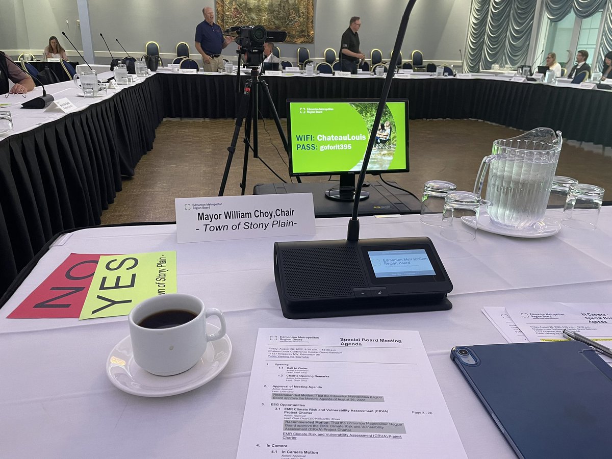 wchoy74's tweet photo. Love working with 13 #municipalities to build a better region for all our citizens #yegmetro #emrb #collaboration #cooperation @yegmetro https://t.co/rGKiudCPZ9
