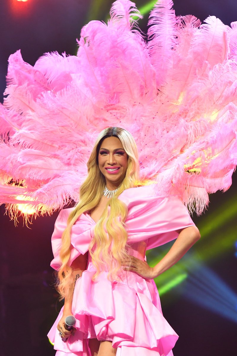 NewFrontierPh's tweet photo. Meme @vicegandako supports  #BeksBattalion.  What a beautiful Finale!❤️💗

📷: Bruce Casanova (please credit and tag NFT when using the photos) 

#Beks2Beks2Beks #BeksBattalionAtNFT #ViceGanda #Lassy #MCMuah #ChadKinis https://t.co/Oxigjy0yrb